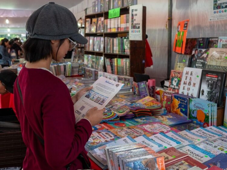 Visitantes recorren las Áreas Verdes del Cenart durante el arranque de FILAventuras 2026, festival dedicado a la literatura y las artes.