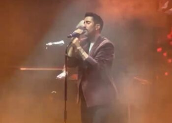 Alex Ubago canta sobre el escenario del Teatro Metropólitan durante su gira “¿Qué Pides Tú? - 25 Aniversario” ante sus seguidores en la Ciudad de México.