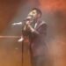 Alex Ubago canta sobre el escenario del Teatro Metropólitan durante su gira “¿Qué Pides Tú? - 25 Aniversario” ante sus seguidores en la Ciudad de México.