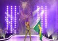 Shakira canta ante una multitud de millones de personas en la Playa de Copacabana durante un concierto nocturno con luces, drones y escenario monumental.