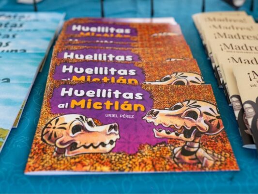 Visitantes recorren las Áreas Verdes del Cenart durante el arranque de FILAventuras 2026, festival dedicado a la literatura y las artes.