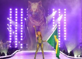 Shakira canta ante una multitud de millones de personas en la Playa de Copacabana durante un concierto nocturno con luces, drones y escenario monumental.