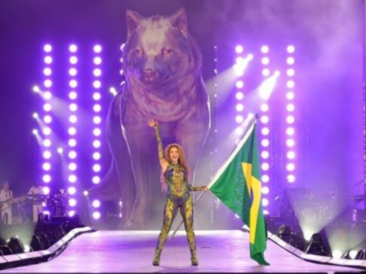 Shakira canta ante una multitud de millones de personas en la Playa de Copacabana durante un concierto nocturno con luces, drones y escenario monumental.