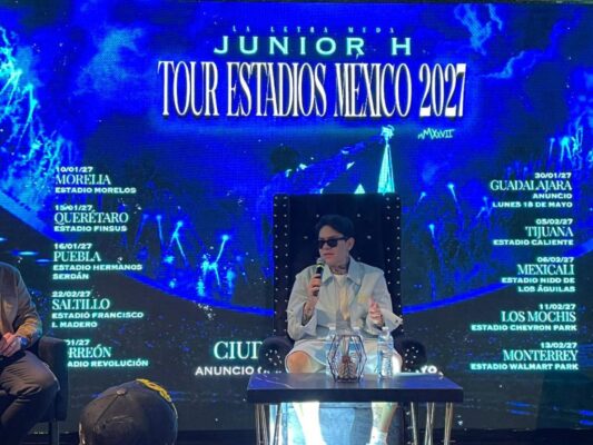 Junior H durante una conferencia de prensa en la que presentó los detalles de su nueva gira por estadios en México para 2027.