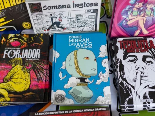 Visitantes recorren las Áreas Verdes del Cenart durante el arranque de FILAventuras 2026, festival dedicado a la literatura y las artes.
