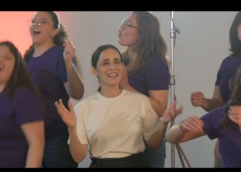 Julieta Venegas interpreta La niña futbolista acompañada por jóvenes del Conservatorio Nacional de Música y el Coro de Estudio Allaire durante una grabación realizada en los Estudios Churubusco.