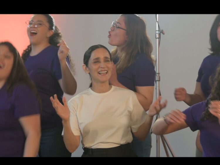 Julieta Venegas interpreta La niña futbolista acompañada por jóvenes del Conservatorio Nacional de Música y el Coro de Estudio Allaire durante una grabación realizada en los Estudios Churubusco.