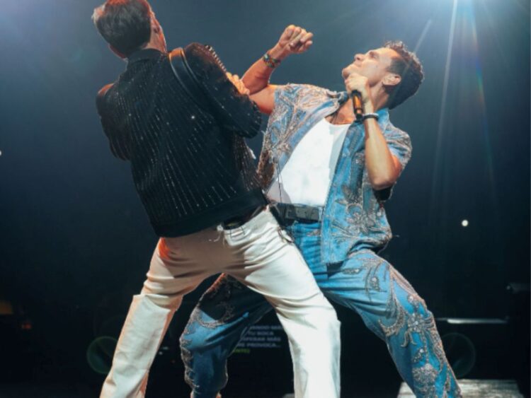 Silvestre Dangond canta ante miles de asistentes en el Parque de la Leyenda Vallenata Consuelo Araujonoguera durante un concierto multitudinario en el Festival Vallenato 2026.
