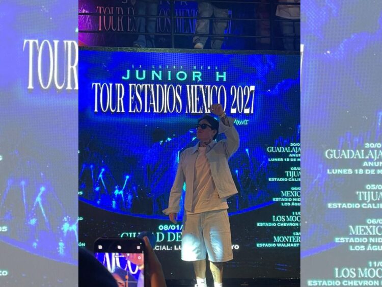 Junior H durante una conferencia de prensa en la que presentó los detalles de su nueva gira por estadios en México para 2027.
