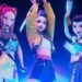 Personajes de Las Guerreras K-Pop aparecen sobre un escenario inspirado en la película animada durante el anuncio de la nueva gira internacional basada en el exitoso filme de Netflix.