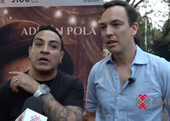 Luis Fernando Peña y Adrián Polo actúan en escena durante la obra Payaso en un montaje teatral íntimo.