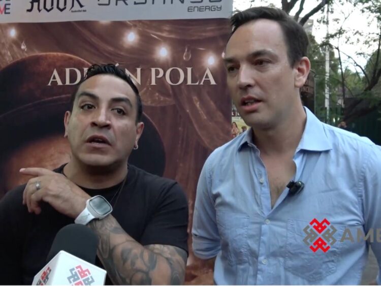 Luis Fernando Peña y Adrián Polo actúan en escena durante la obra Payaso en un montaje teatral íntimo.