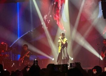 Paty Cantú canta sobre el escenario de La Maraka durante el primer concierto de su residencia en la Ciudad de México ante un recinto lleno.