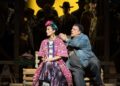 Escena de la ópera El último sueño de Frida y Diego con personajes inspirados en Frida Kahlo y Diego Rivera dentro de una escenografía surrealista.