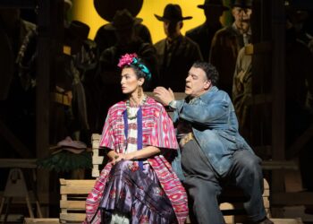 Escena de la ópera El último sueño de Frida y Diego con personajes inspirados en Frida Kahlo y Diego Rivera dentro de una escenografía surrealista.