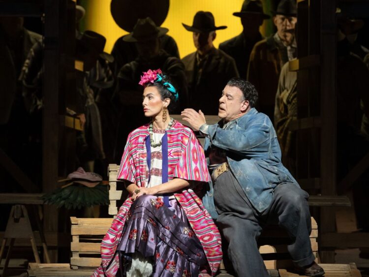 Escena de la ópera El último sueño de Frida y Diego con personajes inspirados en Frida Kahlo y Diego Rivera dentro de una escenografía surrealista.