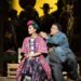 Escena de la ópera El último sueño de Frida y Diego con personajes inspirados en Frida Kahlo y Diego Rivera dentro de una escenografía surrealista.