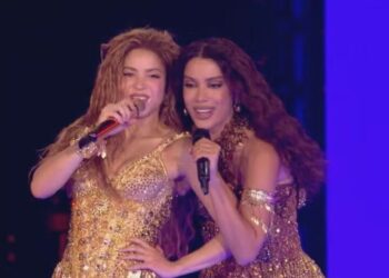 Shakira se presenta en un escenario monumental frente a millones de personas en la Playa de Copacabana durante un concierto nocturno.