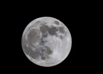 Luna llena brillante en el cielo nocturno durante el fenómeno conocido como Luna Azul, visible desde México y otros puntos del mundo a finales de mayo de 2026.