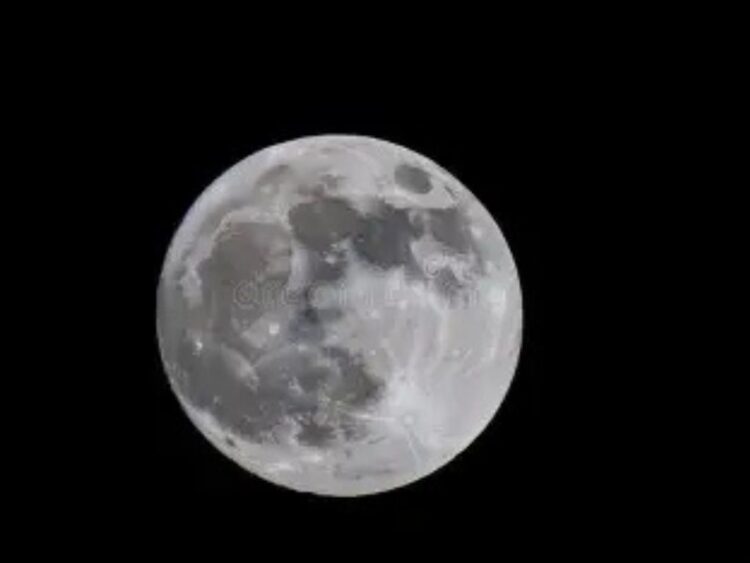 Luna llena brillante en el cielo nocturno durante el fenómeno conocido como Luna Azul, visible desde México y otros puntos del mundo a finales de mayo de 2026.