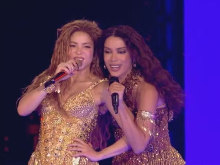 Shakira se presenta en un escenario monumental frente a millones de personas en la Playa de Copacabana durante un concierto nocturno.