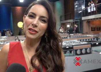 Claudia Lizaldi posa sonriente durante la presentación de la nueva temporada de MasterChef, donde anunció el formato 24/7 y la alianza con Disney Plus.