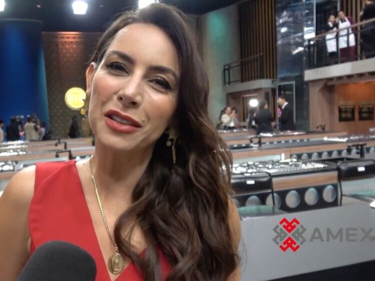 Claudia Lizaldi posa sonriente durante la presentación de la nueva temporada de MasterChef, donde anunció el formato 24/7 y la alianza con Disney Plus.