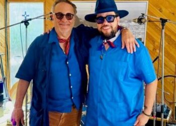San Miguel interpreta música con tres cubano junto a Andy García en un ambiente artístico que refleja identidad y expresión social.