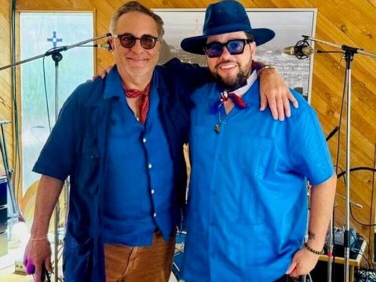San Miguel interpreta música con tres cubano junto a Andy García en un ambiente artístico que refleja identidad y expresión social.