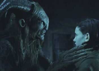 Escena de El laberinto del fauno donde Ofelia observa al Hombre Pálido durante la secuencia del banquete creada por Guillermo del Toro.