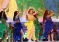 Shakira canta ante una multitud en la Playa de Copacabana durante un concierto masivo, en medio de preocupación por la salud de su padre William Mebarak.