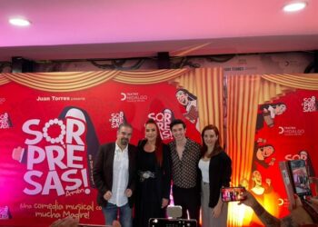 Enrique Madox posa sonriente junto a María del Sol, Sergio Jurado y Flor Benítez durante la alfombra de la obra Sorpresas A-mén. .