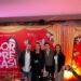 Enrique Madox posa sonriente junto a María del Sol, Sergio Jurado y Flor Benítez durante la alfombra de la obra Sorpresas A-mén. .