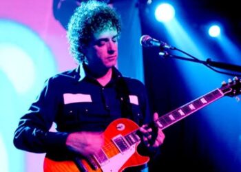 Fotografía de Gustavo Cerati durante una presentación en vivo como líder de Soda Stereo y figura emblemática del rock latino.