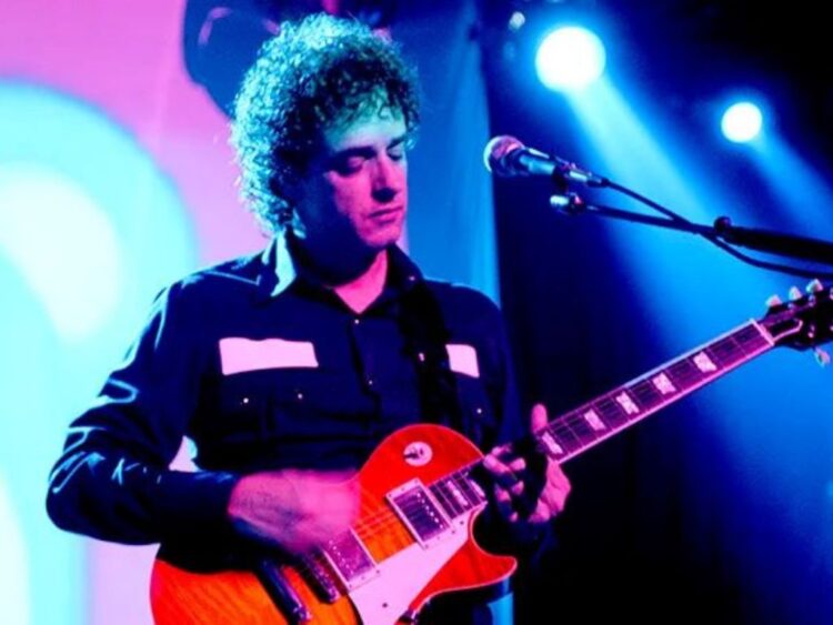 Fotografía de Gustavo Cerati durante una presentación en vivo como líder de Soda Stereo y figura emblemática del rock latino.