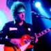 Fotografía de Gustavo Cerati durante una presentación en vivo como líder de Soda Stereo y figura emblemática del rock latino.