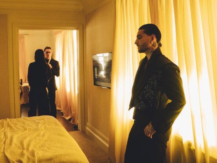 Maluma y Rauw Alejandro posan en la alfombra roja del Met Gala 2026 con atuendos elegantes que fusionan moda y cultura latina.