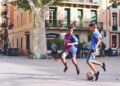 Grupo de viajeros y aficionados al futbol recorre una ciudad de Norteamérica durante un torneo internacional mientras combina turismo y eventos deportivos.