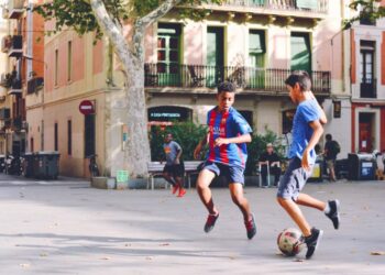 Grupo de viajeros y aficionados al futbol recorre una ciudad de Norteamérica durante un torneo internacional mientras combina turismo y eventos deportivos.