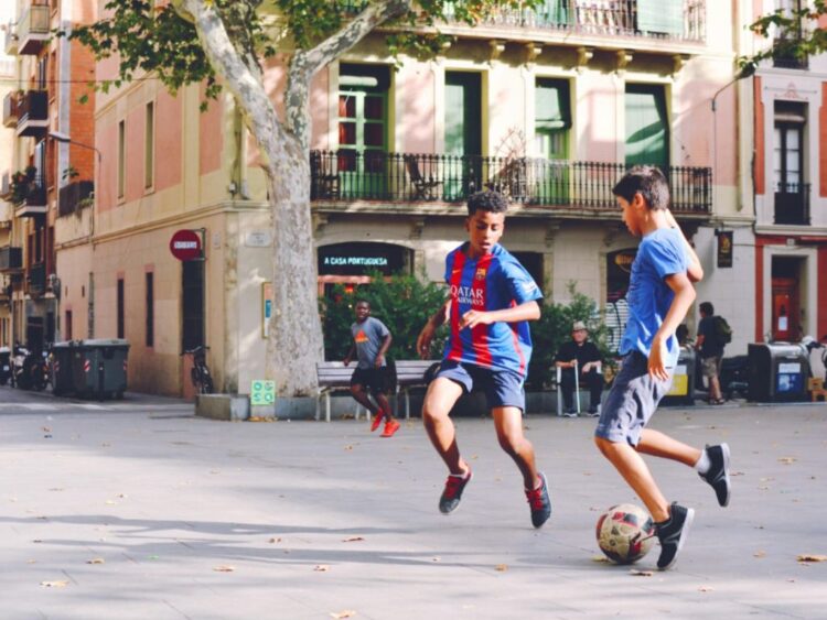 Grupo de viajeros y aficionados al futbol recorre una ciudad de Norteamérica durante un torneo internacional mientras combina turismo y eventos deportivos.