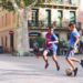 Grupo de viajeros y aficionados al futbol recorre una ciudad de Norteamérica durante un torneo internacional mientras combina turismo y eventos deportivos.