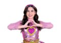 Lara Campos sonríe durante una presentación promocional tras anunciar el sold out de su concierto en el Auditorio Nacional y el lanzamiento de su nuevo sencillo infantil.