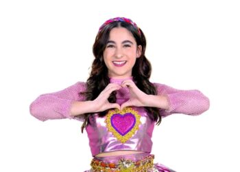 Lara Campos sonríe durante una presentación promocional tras anunciar el sold out de su concierto en el Auditorio Nacional y el lanzamiento de su nuevo sencillo infantil.