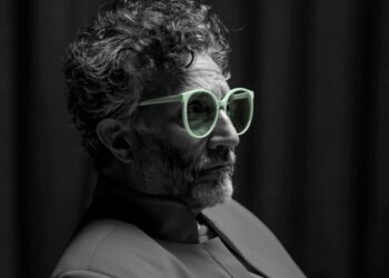 Fito Páez interpreta “SHINE”, nuevo sencillo con el que adelanta su próxima producción discográfica y reflexiona sobre la vida digital.