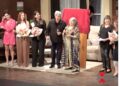 Juan Ferrara y Verónica Castro sonríen durante la develación de la placa conmemorativa por las 300 representaciones de la obra No te vayas sin decir adiós.