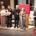 Juan Ferrara y Verónica Castro sonríen durante la develación de la placa conmemorativa por las 300 representaciones de la obra No te vayas sin decir adiós.