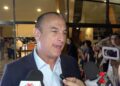 Patricio Cabezut posa ante los medios durante un evento teatral en Ciudad de México, donde expresó su postura sobre las acusaciones legales que enfrenta.