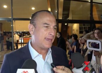 Patricio Cabezut posa ante los medios durante un evento teatral en Ciudad de México, donde expresó su postura sobre las acusaciones legales que enfrenta.