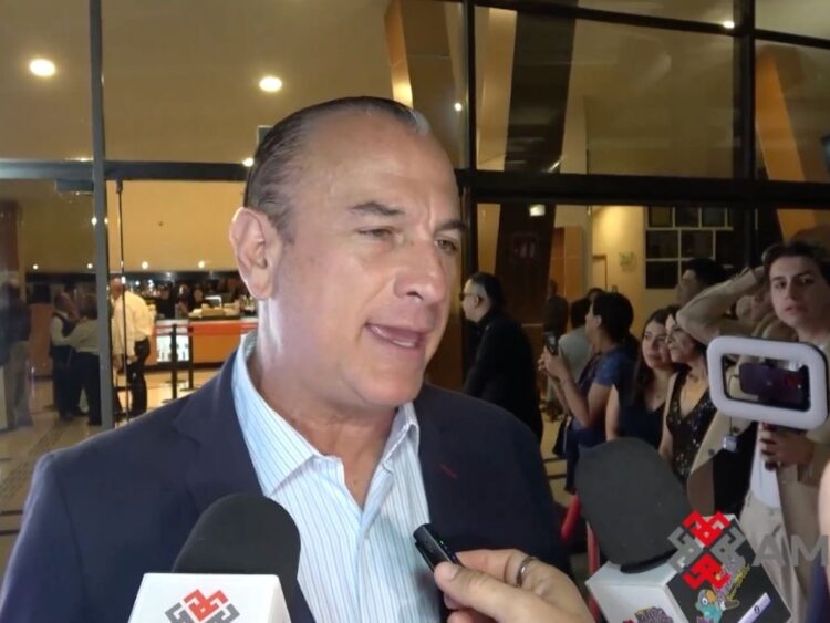 Patricio Cabezut posa ante los medios durante un evento teatral en Ciudad de México, donde expresó su postura sobre las acusaciones legales que enfrenta.