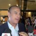 Patricio Cabezut posa ante los medios durante un evento teatral en Ciudad de México, donde expresó su postura sobre las acusaciones legales que enfrenta.